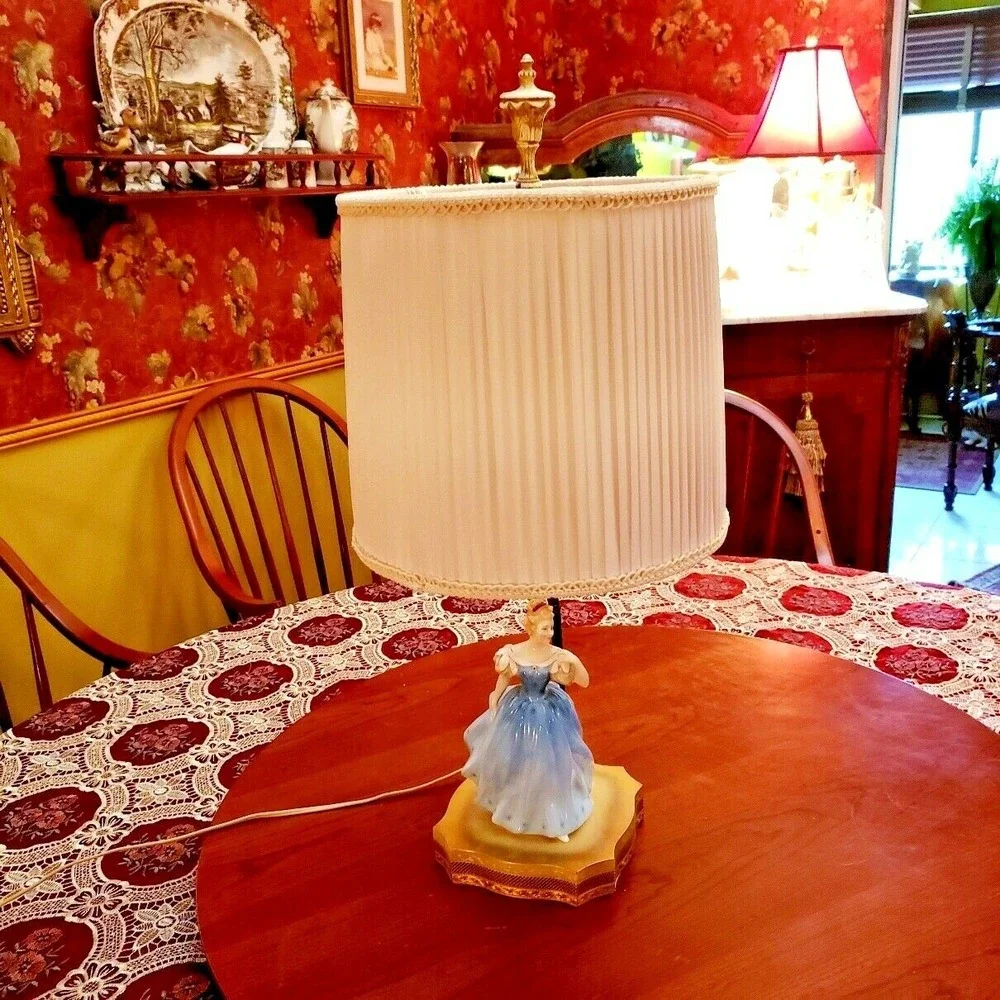 Beautiful Vintage Colonial Victorian Ceramic Lady Figural Lamp Brass Metal Base